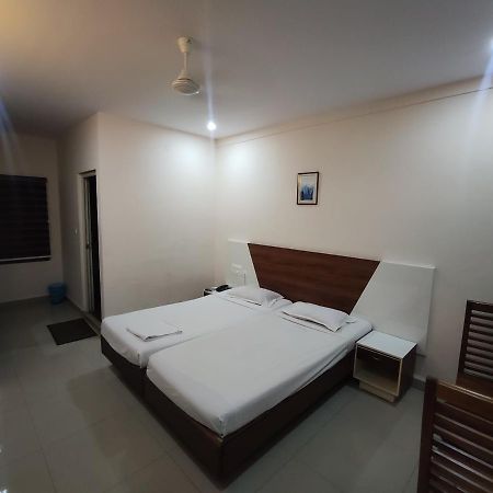 Hotel Issacs Regency Sultan Bathery Exterior foto