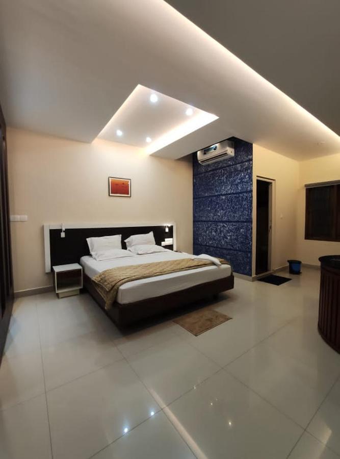 Hotel Issacs Regency Sultan Bathery Exterior foto