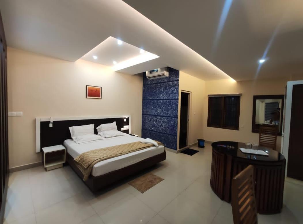 Hotel Issacs Regency Sultan Bathery Exterior foto