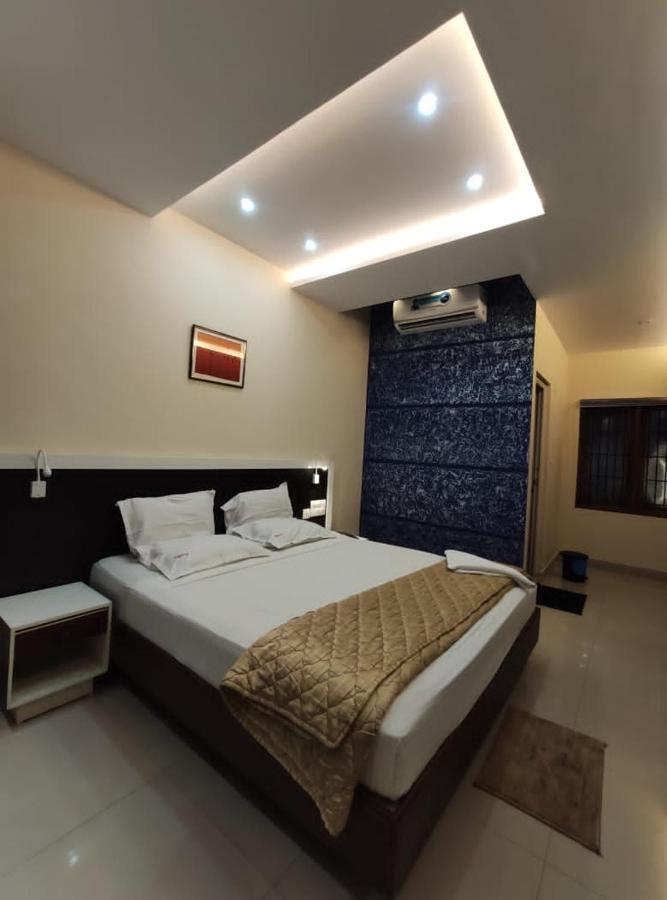Hotel Issacs Regency Sultan Bathery Exterior foto