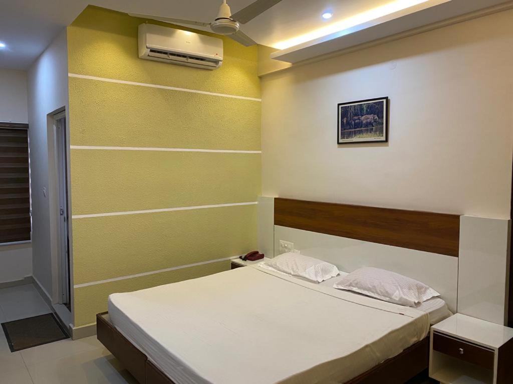 Hotel Issacs Regency Sultan Bathery Exterior foto