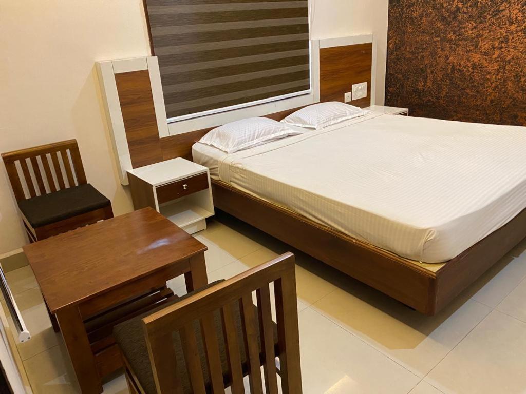 Hotel Issacs Regency Sultan Bathery Exterior foto