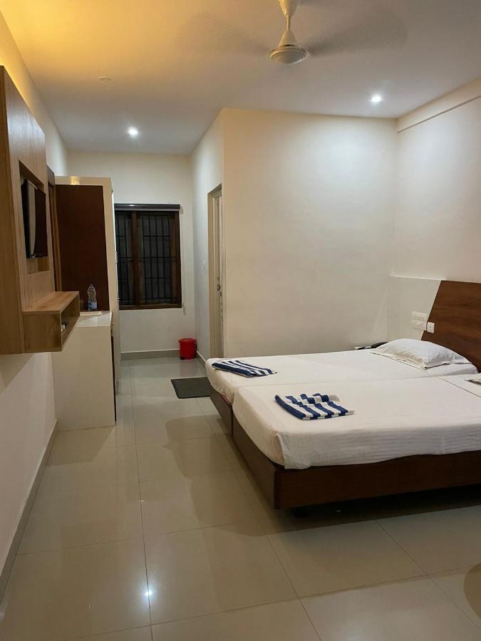 Hotel Issacs Regency Sultan Bathery Exterior foto