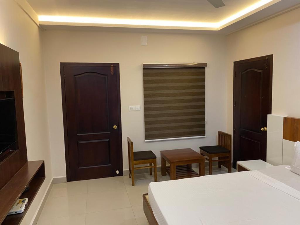 Hotel Issacs Regency Sultan Bathery Exterior foto