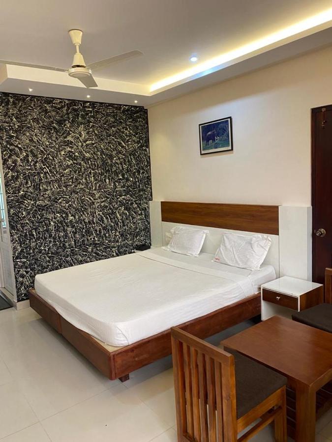 Hotel Issacs Regency Sultan Bathery Exterior foto