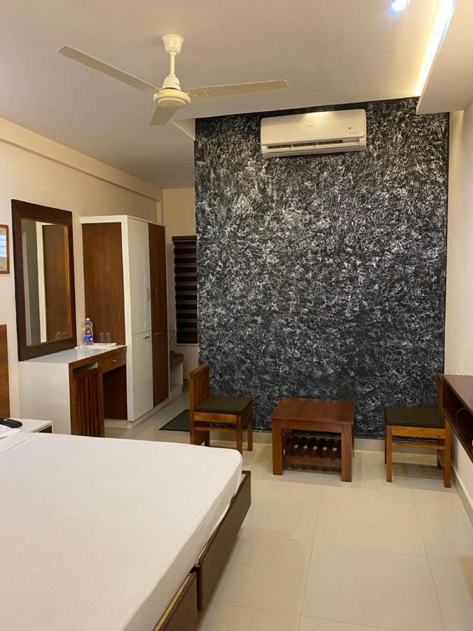 Hotel Issacs Regency Sultan Bathery Exterior foto