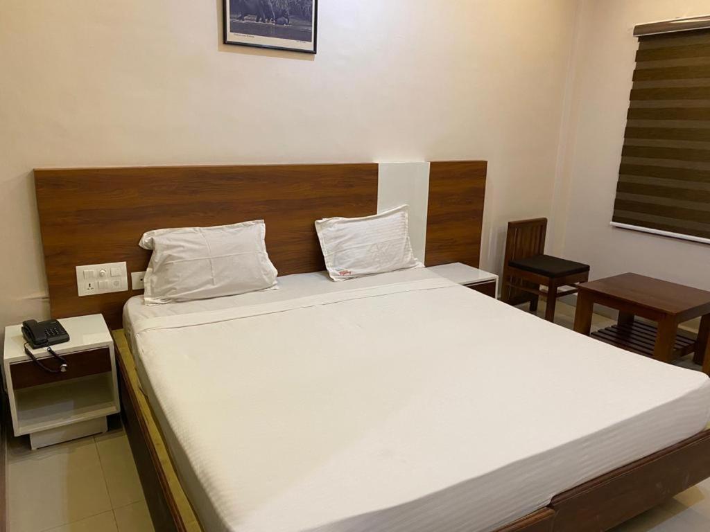 Hotel Issacs Regency Sultan Bathery Exterior foto