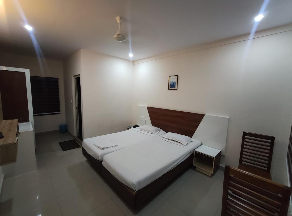 Hotel Issacs Regency Sultan Bathery Exterior foto