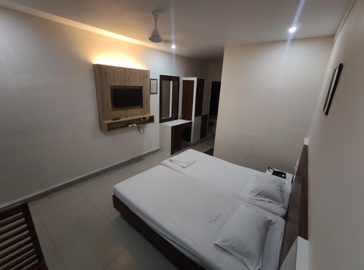 Hotel Issacs Regency Sultan Bathery Exterior foto