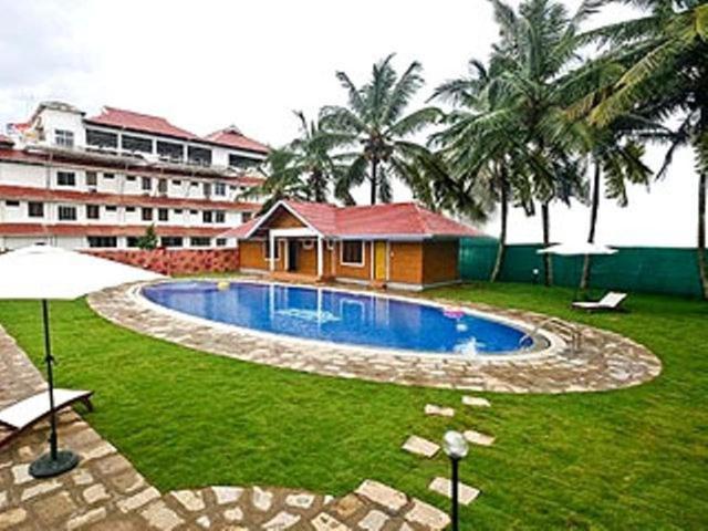 Hotel Issacs Regency Sultan Bathery Exterior foto